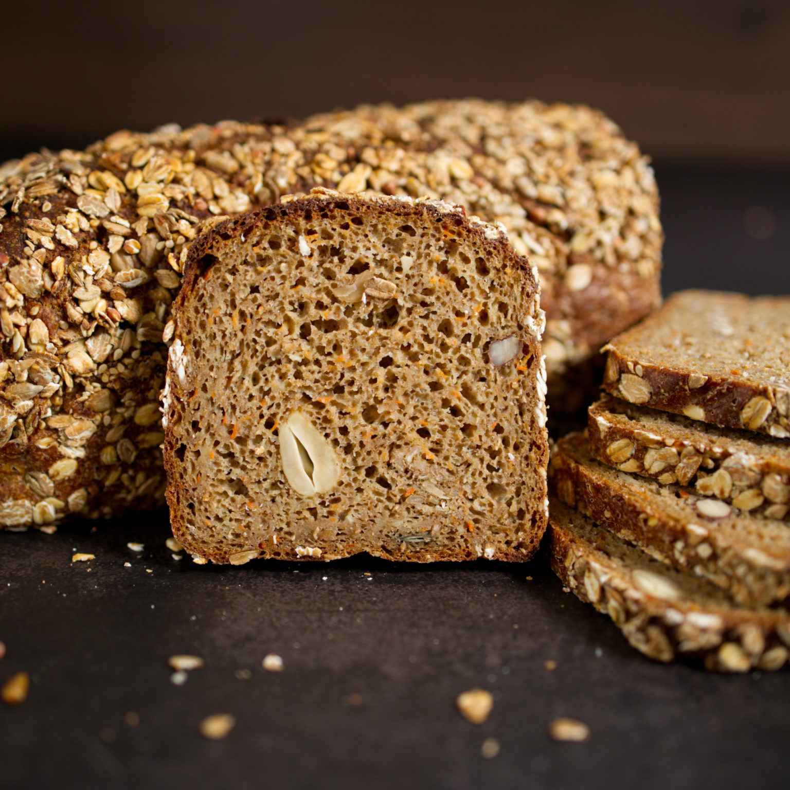 Vollkornbrot mit Möhren und Nüssen – el gusto